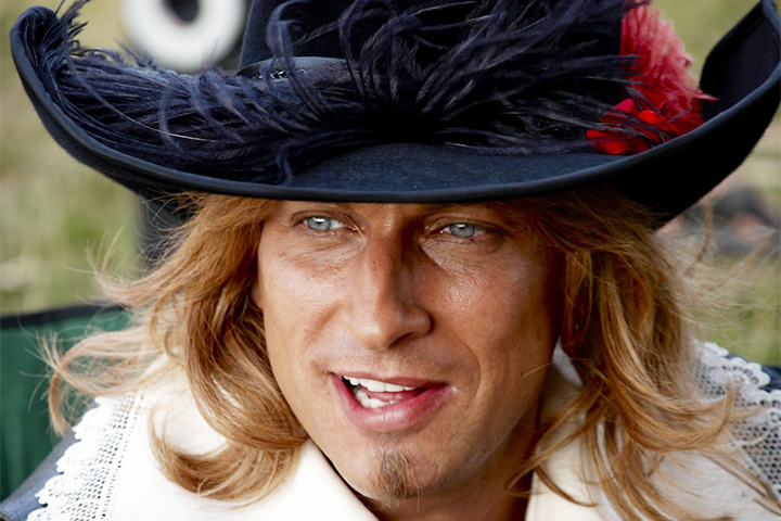 В "Возвращении мушкетеров" наш любимец - белокурый красавец, сын Атоса Леон.