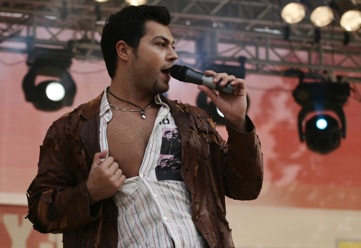 Секс так и прет из певца.