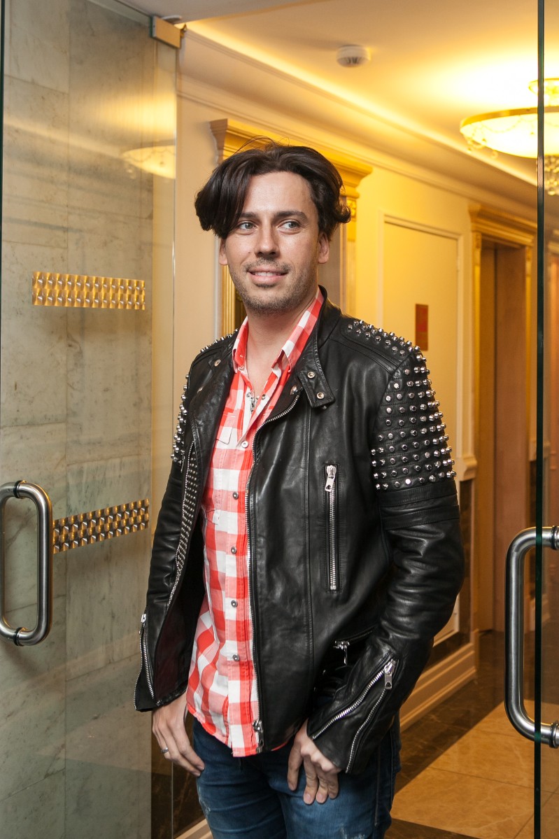 Максим Галкин накануне поездки в Кремль давал концерт прямо возле своего дома - в подмосковном Звенигороде.