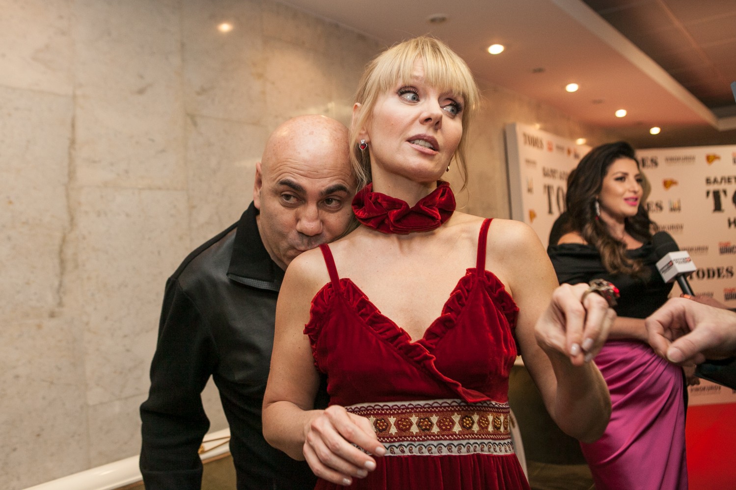 Иосиф Пригожин неожиданно чмокнул любимую супругу Валерию.