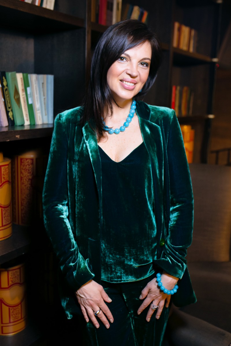 Дизайнер Алиса Толкачева пришла на показ в бархатном костюме.