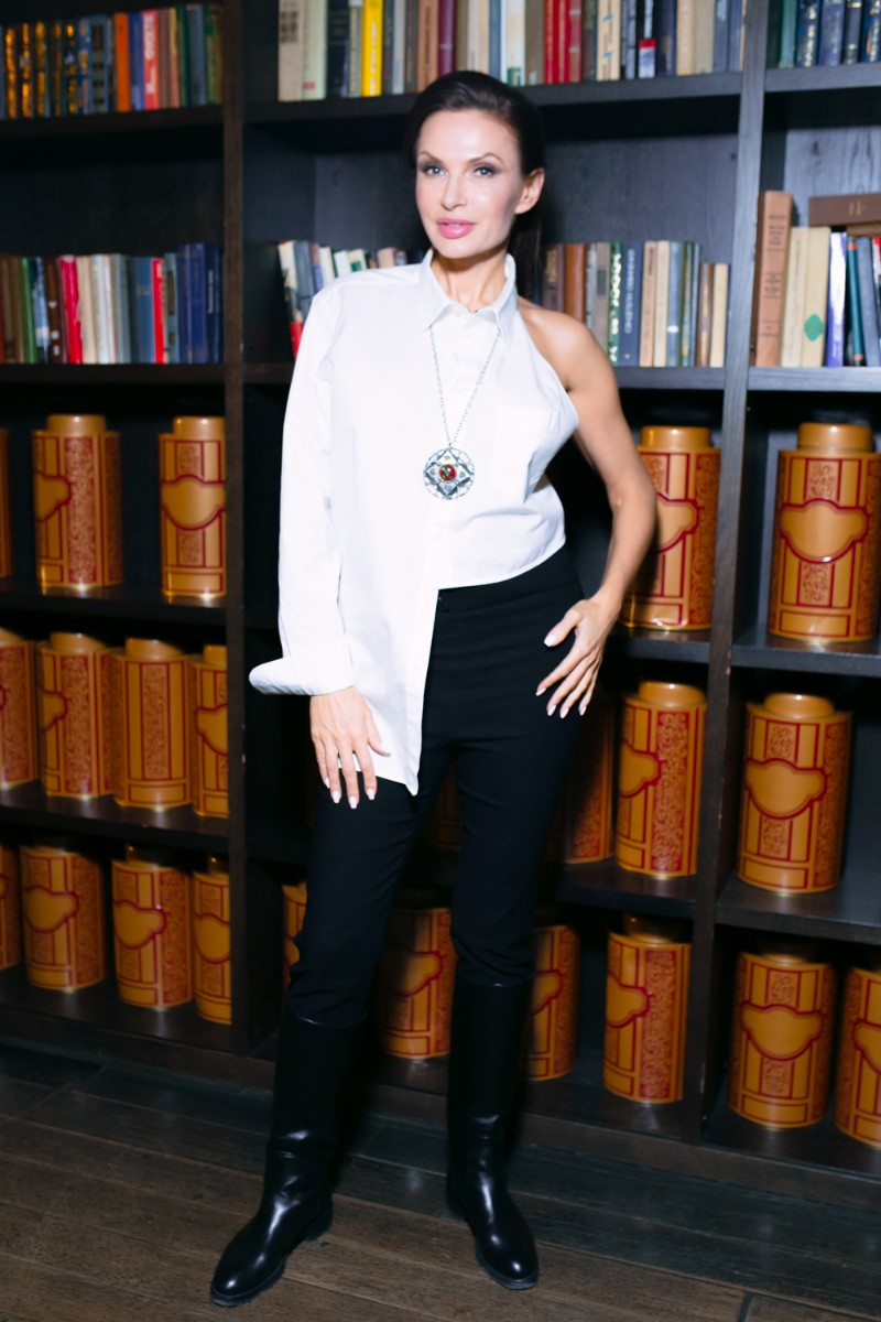 Эвелина Бладенс пришла в странной рубашке из собственной коллекции.