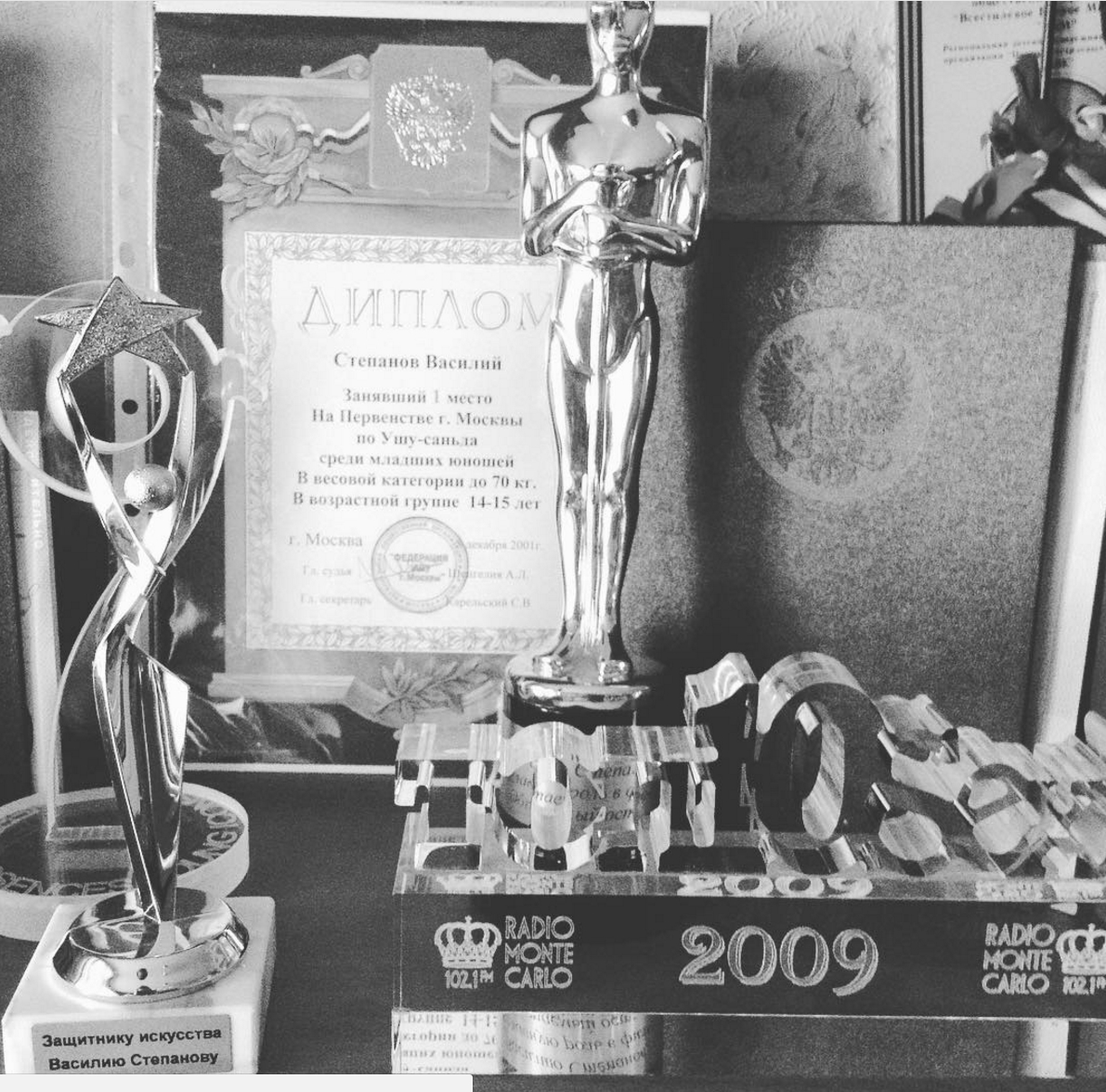 Дома у Степанова есть свой "уголок достижений", где он собрал все свои награды, почетные грамоты и дипломы.