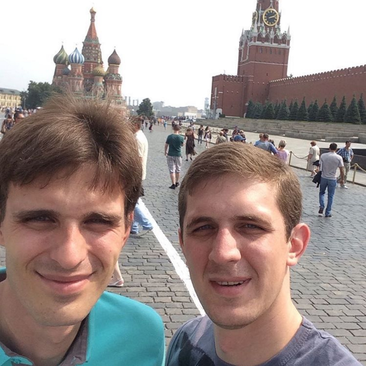 В самые тяжелые дни Василия поддерживает его родной брат Максим.