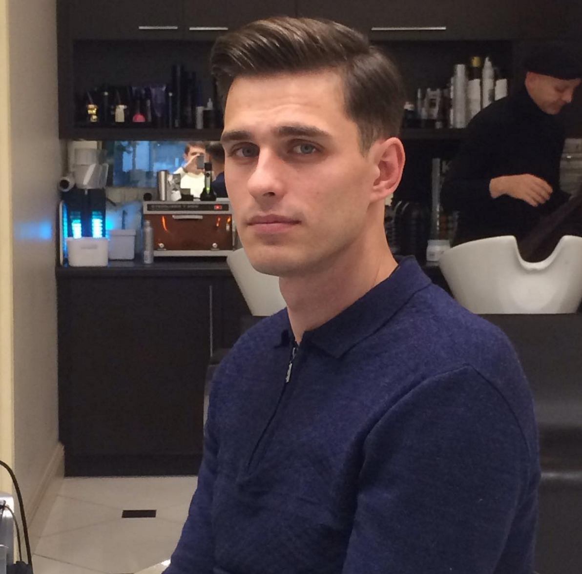 Русый от природы актер давно уже избавился от светлых кудрей, которые ему делали специально для съемок "Обитаемого острова".