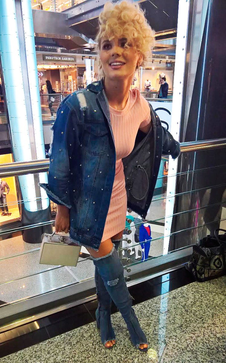 Анна Шульгина показала пальчики.