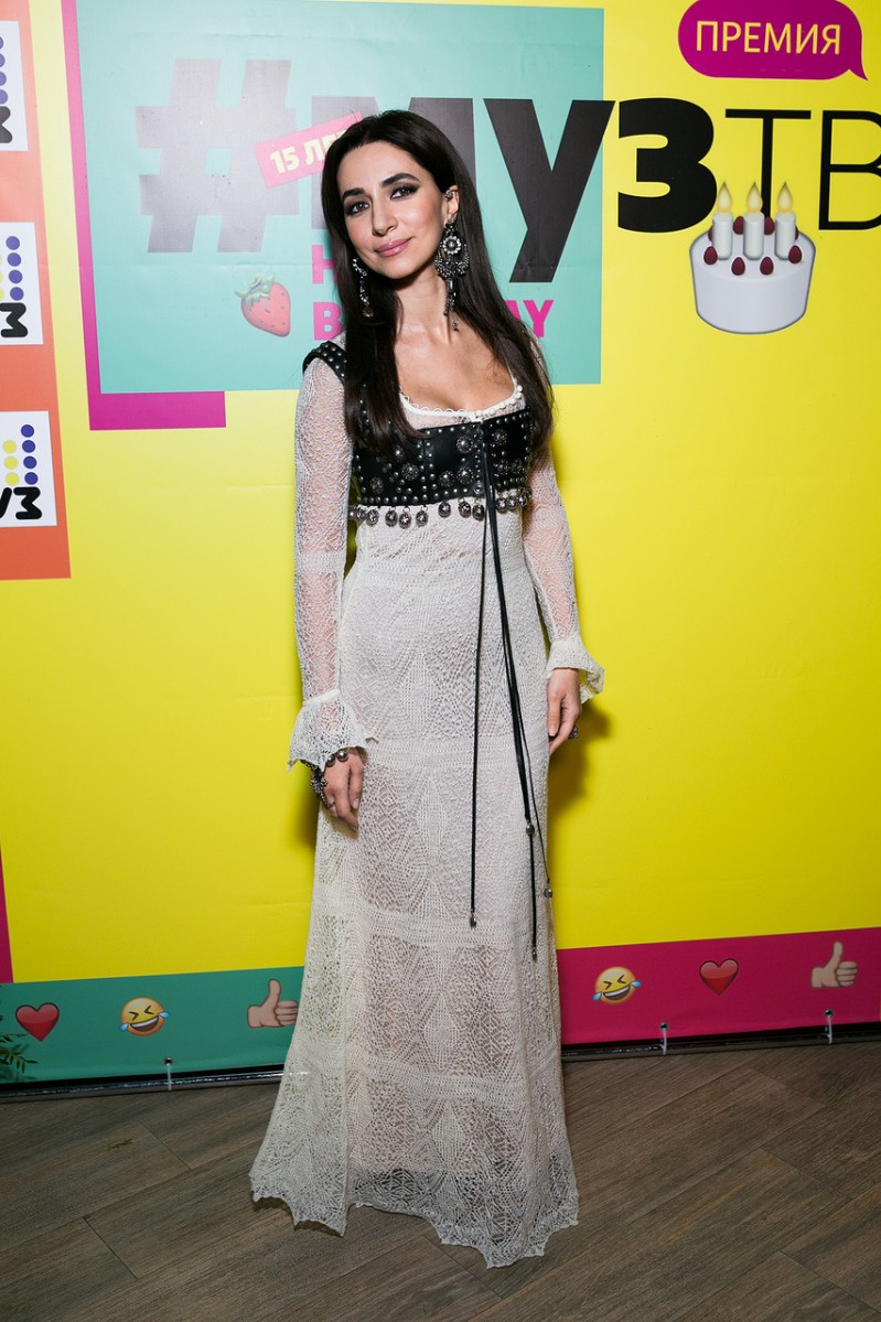 Певица Зара пришла в ажурном платье и кожаном лифе.