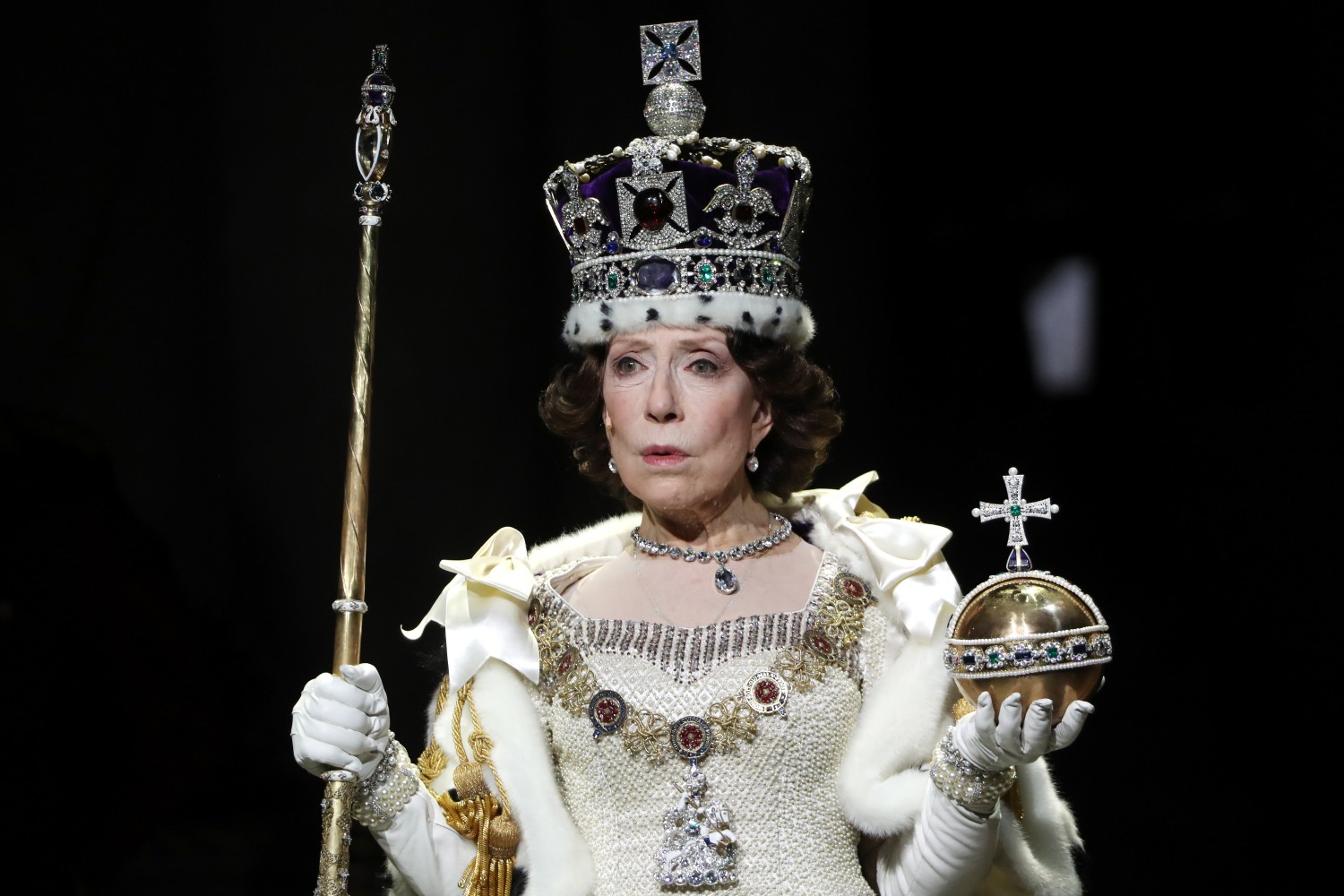 Актриса Инна Чурикова в роли Елизаветы II.