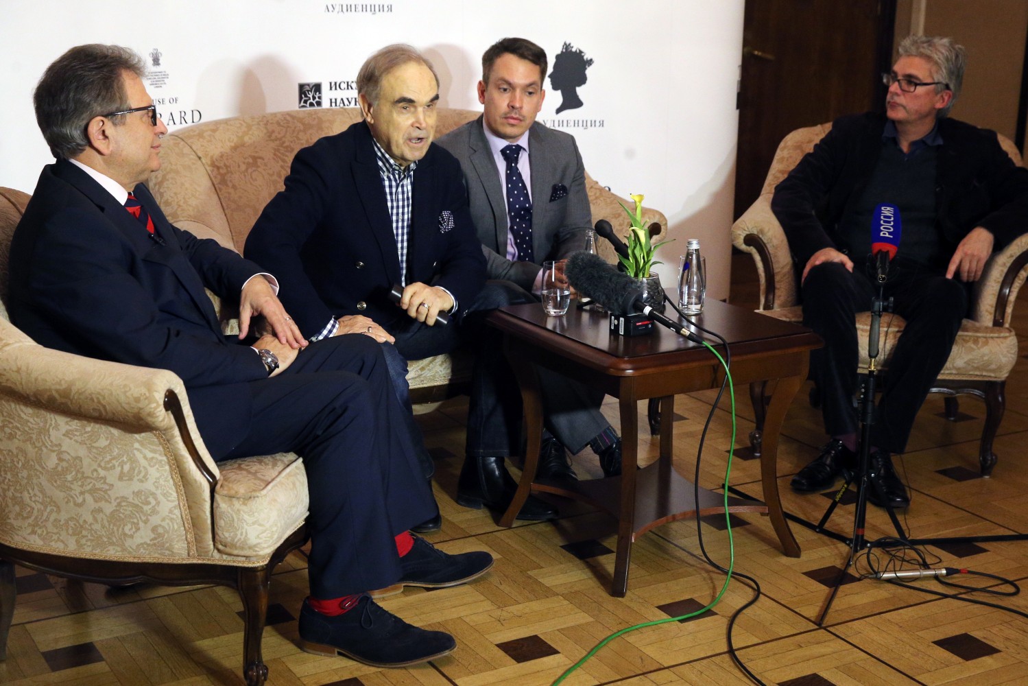 Режиссер постановки Глеб Панфилов.