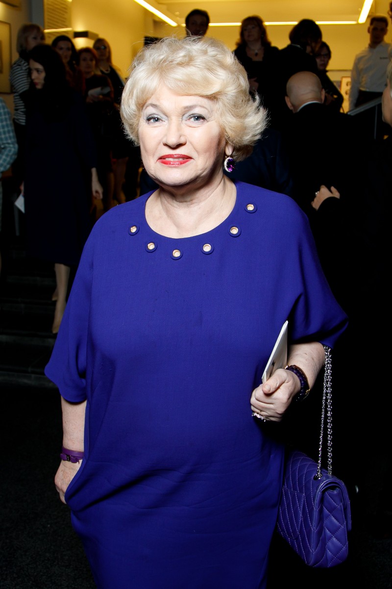 На закрытый предпремьерный показ спектакля "Аудиенция" пришли знаменитости, в частности мама Ксении Собчак Людмила Нарусова.