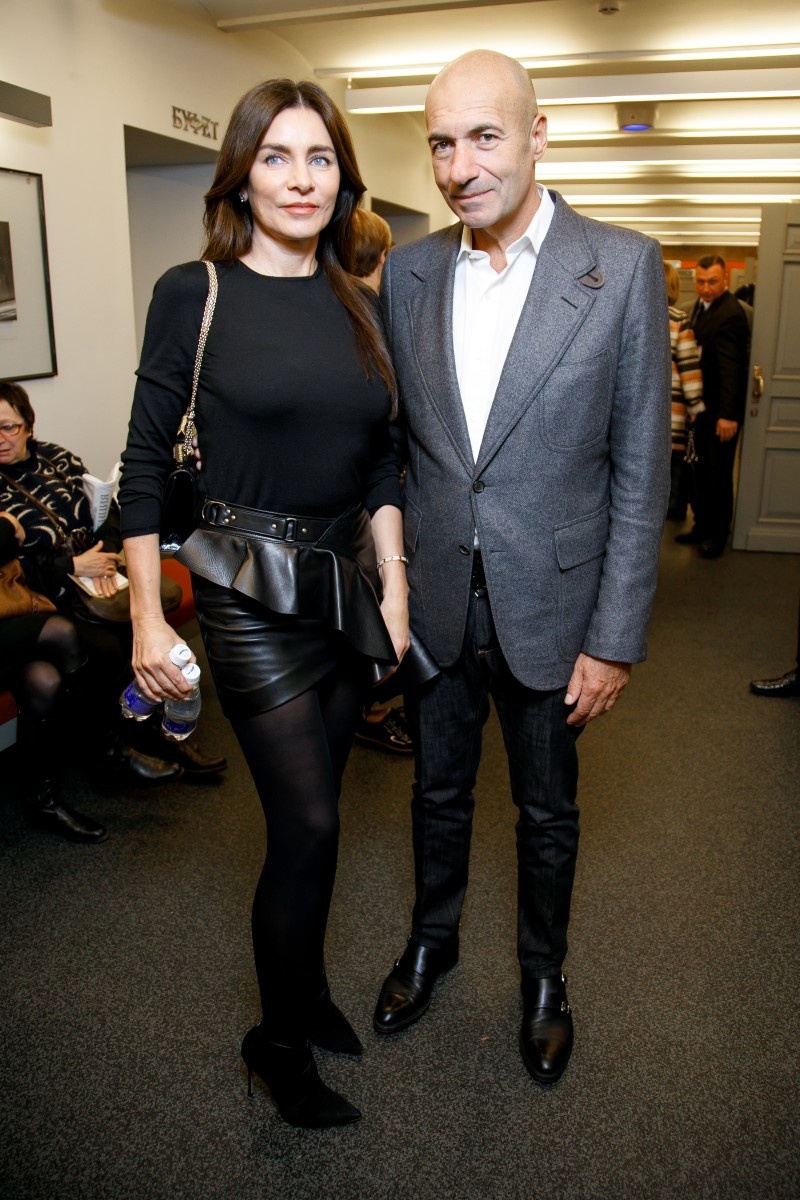 Жена Игоря Крутого Ольга для похода в театр выбрала смелую мини-юбку.