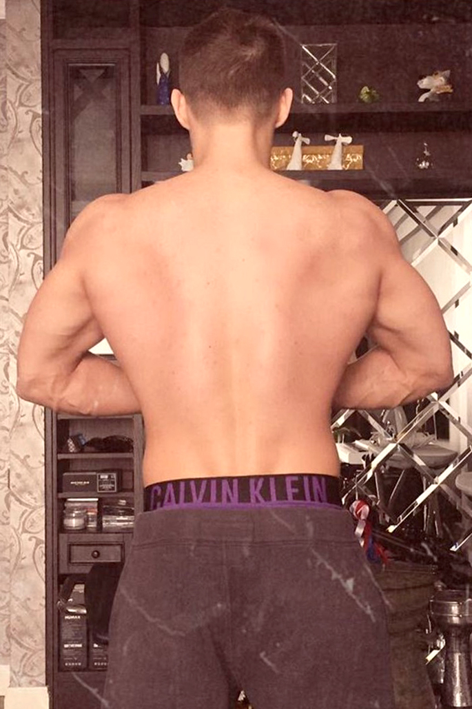 И спереди, и сзади тело Стаса выглядит блестяще.