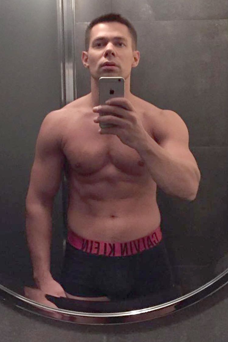 Исполнитель часто радует поклонниц откровенными селфи.