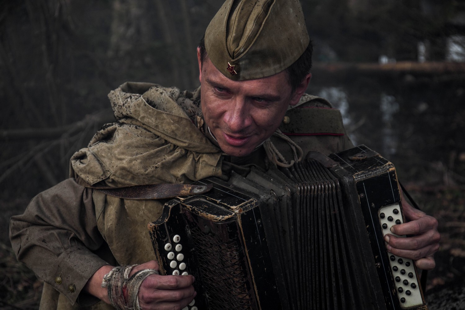 Юморист блестяще перевоплотился в гармониста.