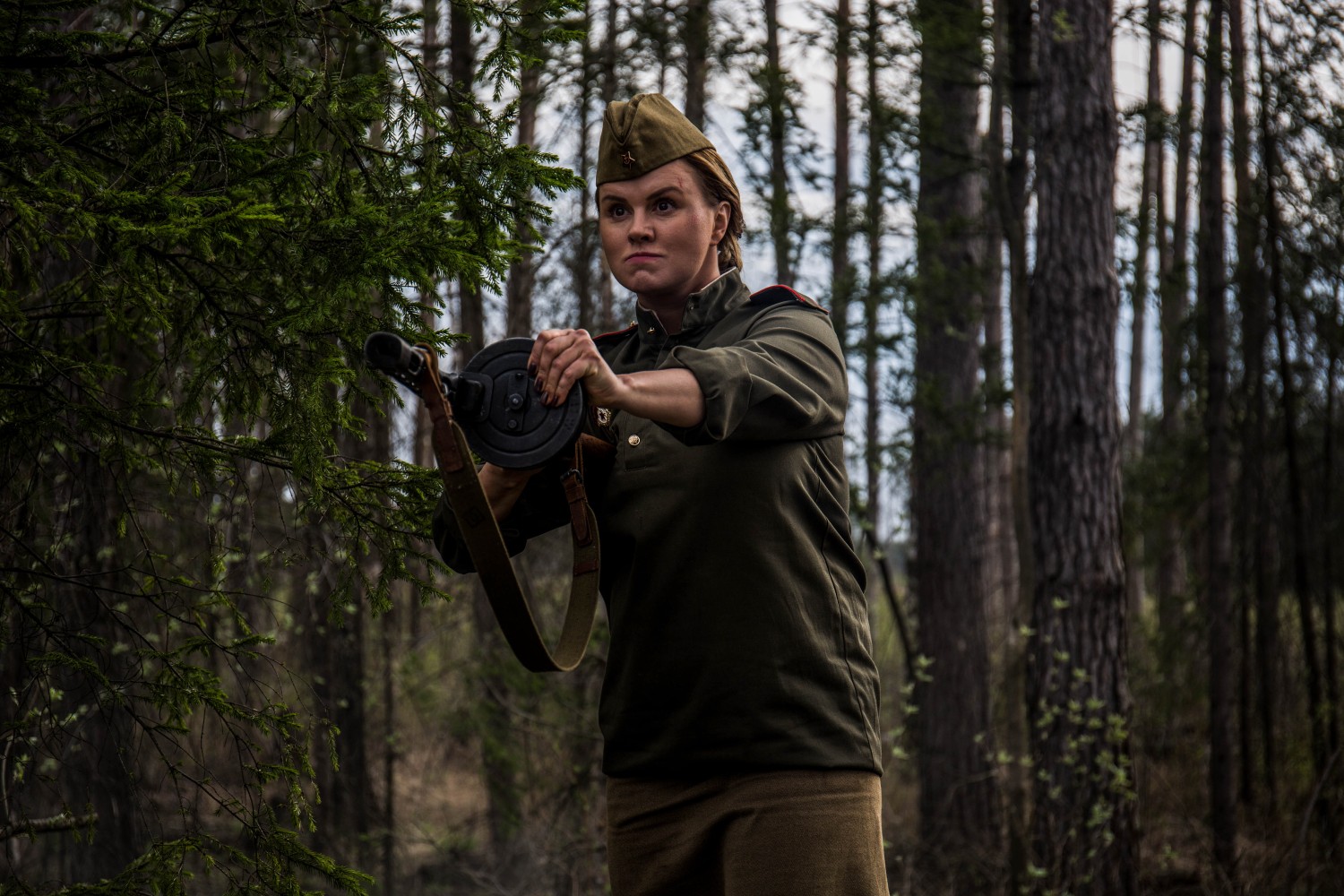 Певица с оружием в руках - поистине впечатляющее зрелище.