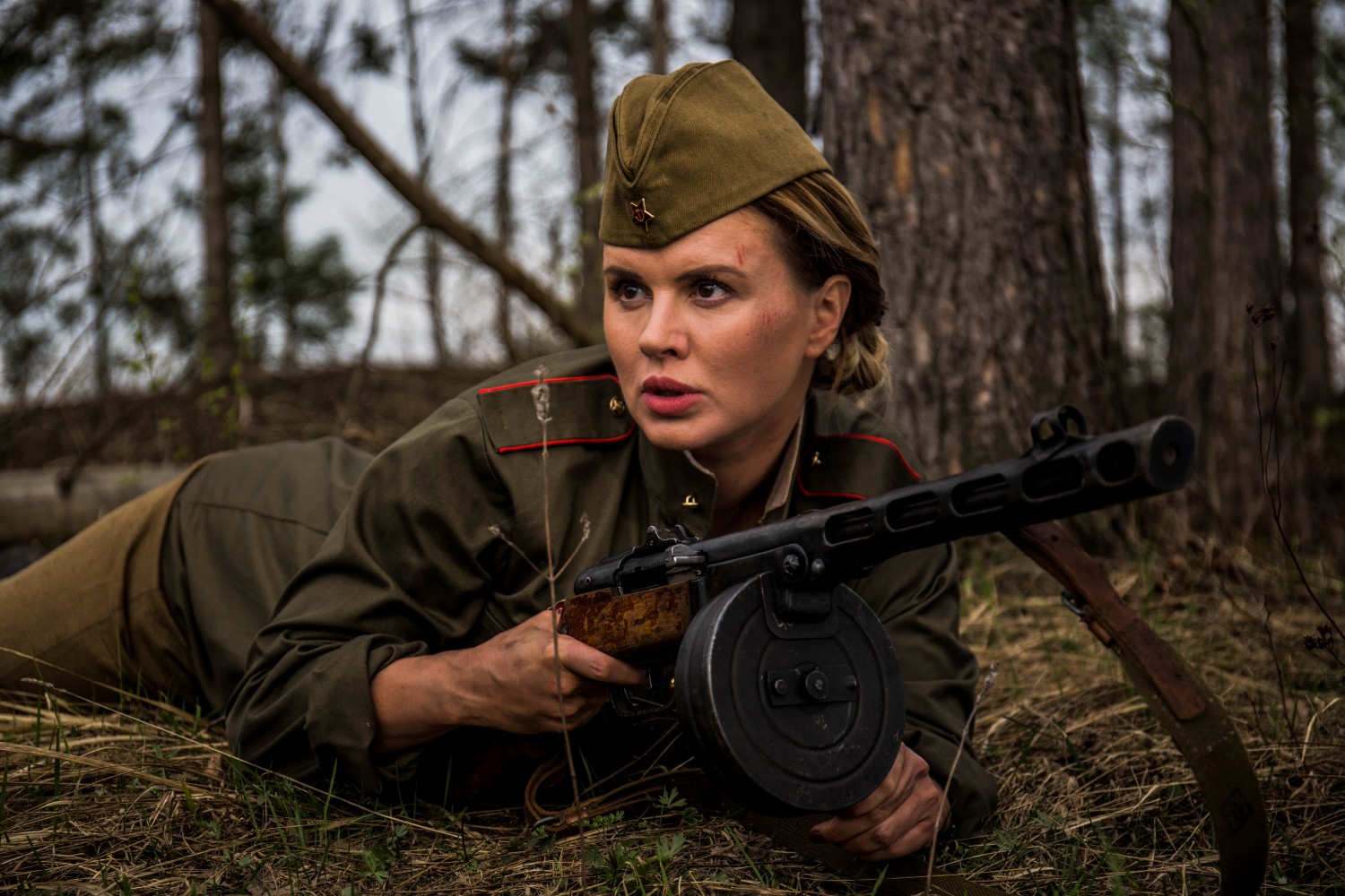 Анне на съемках пришлось ползать по сырой земле.