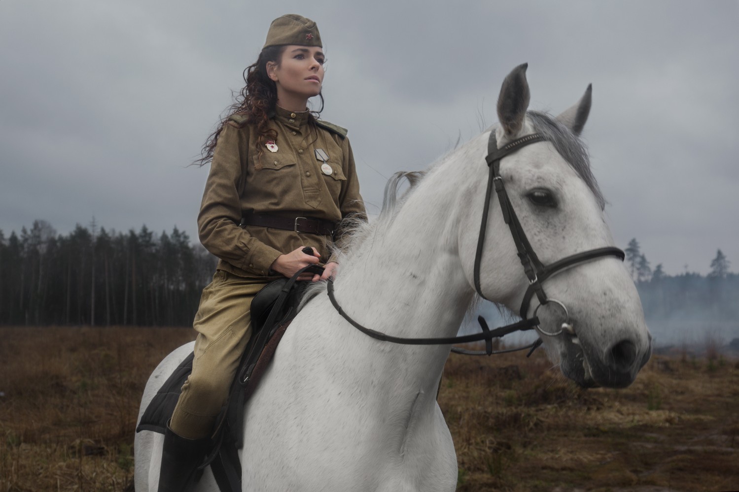 Ирена Понарошку оседлала белого коня.