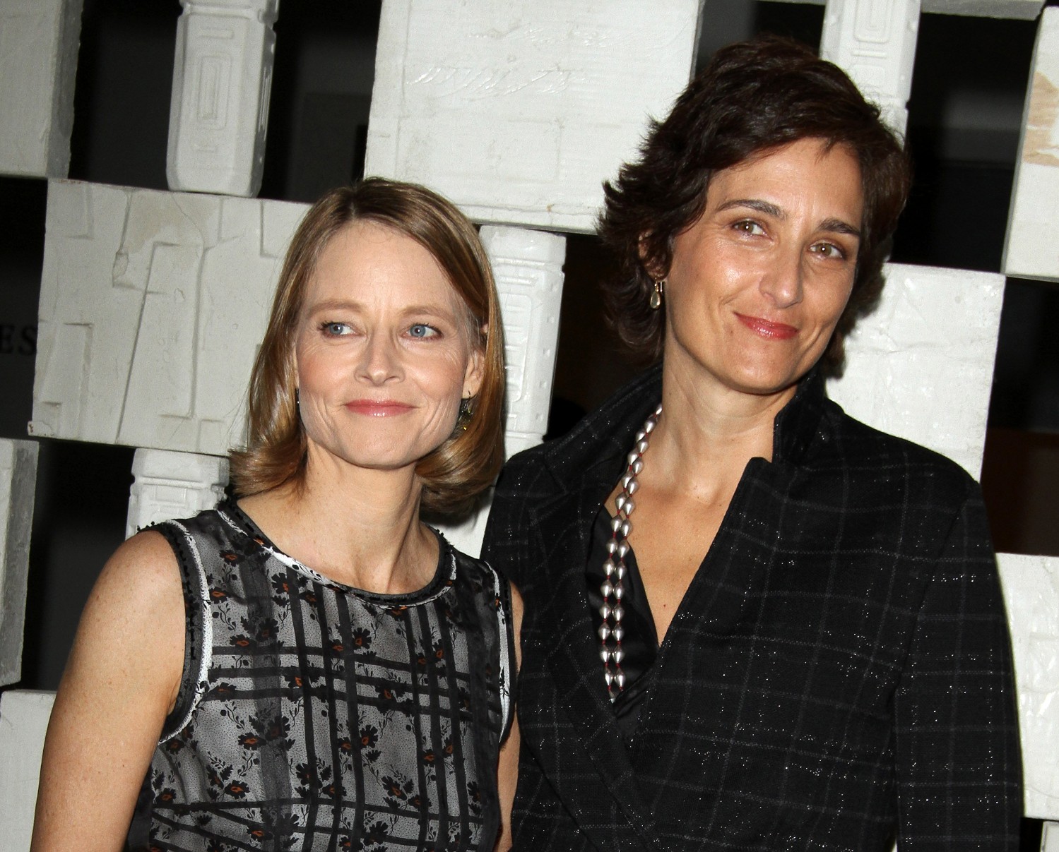 В 2013 году на церемонии "Золотой глобус" Джоди Фостер официально заявила о своей ориентации, вызвав аплодисменты гостей. Фостер призналась, что 14 лет встречалась с продюсером Сидни Бернард, а сейчас девушки остались близкими подругами. В апреле 2014 года актриса оформила брак с фотографом Александрой Хедисон.