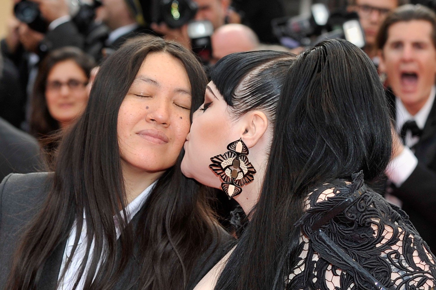 Эксцентричная солистка поп-рок группы "The Gossip" Бет Дитто доказала миру, что нестандартная фигура и открытая гомосексуальность сегодня не могут стать непреодолимыми препятствиями на пути к славе. В столице штата Гавайи прошла красочная церемония бракосочетания.