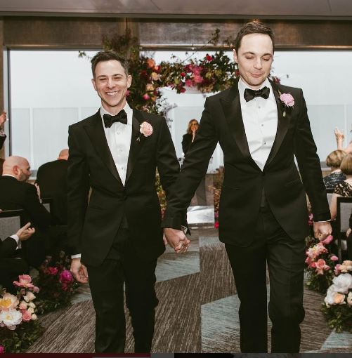 Американский актер Джим Парсонс, известный по роли Шелдона Купера в легендарном ситкоме "Теория большого взрыва", вышел замуж за своего избранника – 44-летнего графического дизайнера Тодда Спивака.