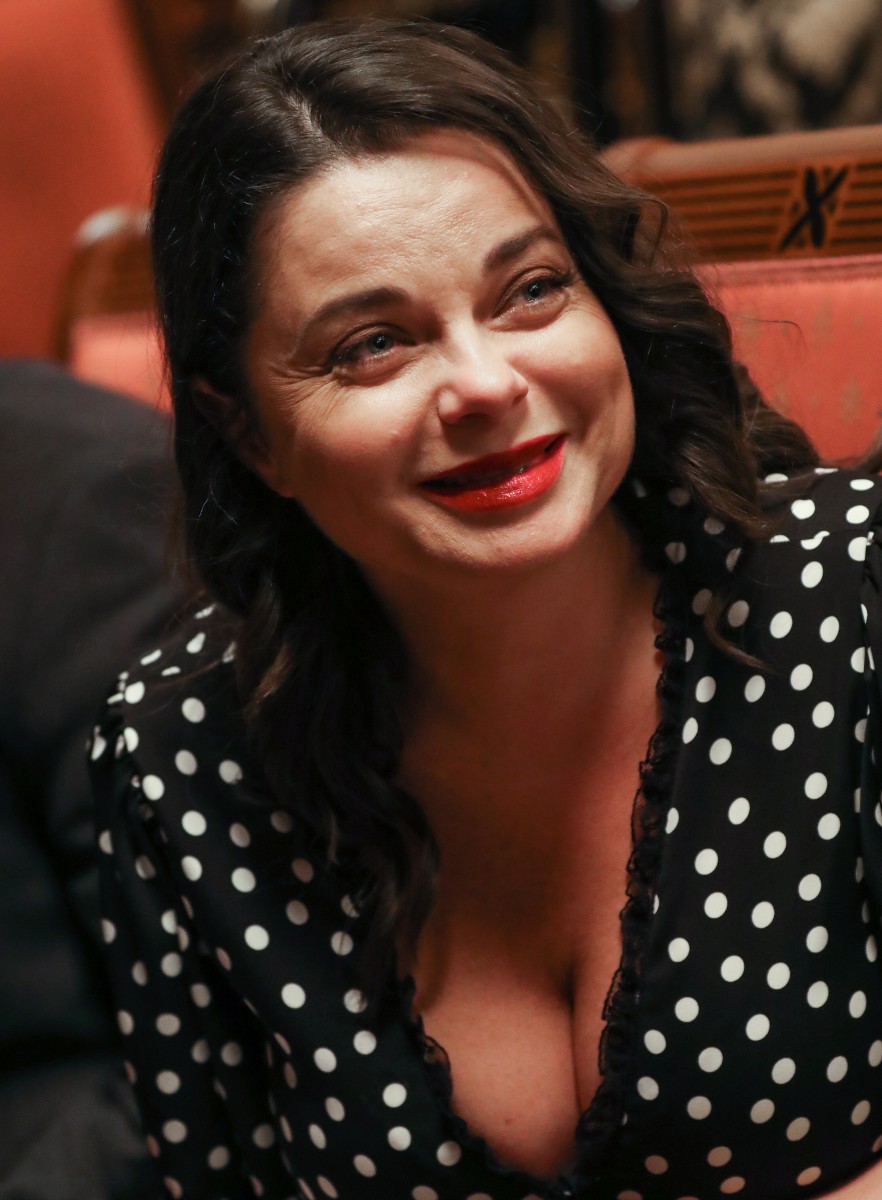 Глубокое декольте Наташи Королевой взволновало всех мужчин.