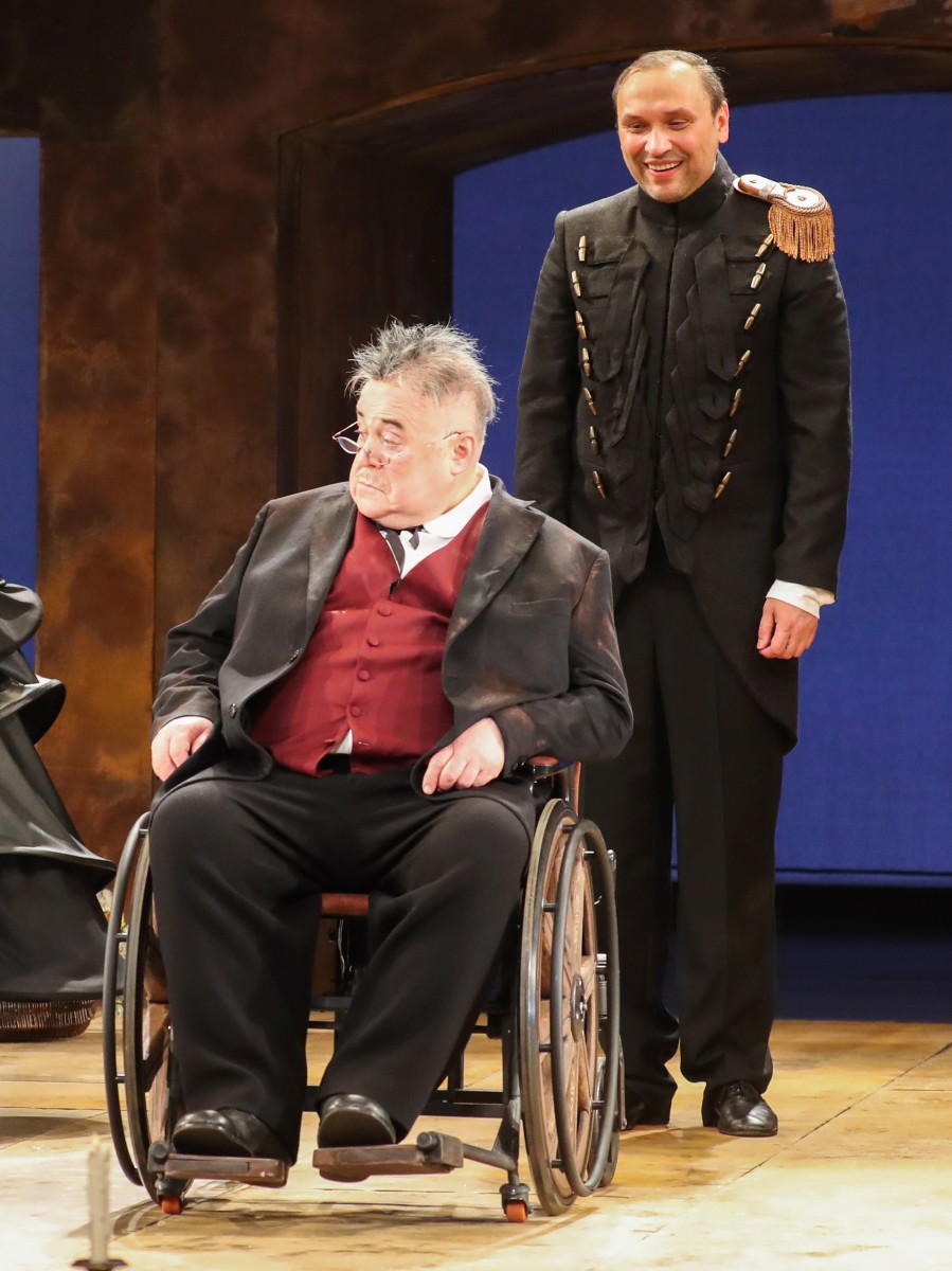 Во время спектакля "Ревизор. Версия" Калягин в роли Хлестакова и его партнер Владимир Скворцов (Городничий).