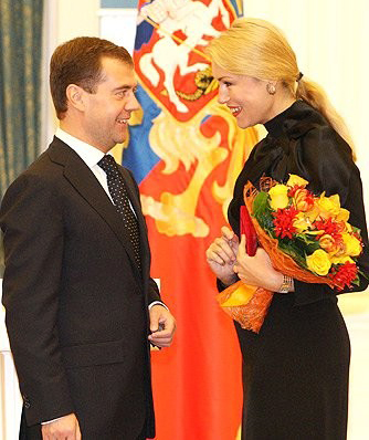 Дмитрий Медведев присуждает Марии Шукшиной звание "Народного артиста России""