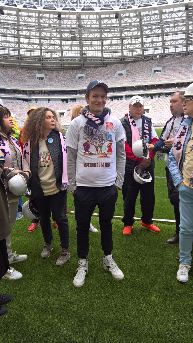 Филипп Янковский поучаствовал в высадке вишневого сада.