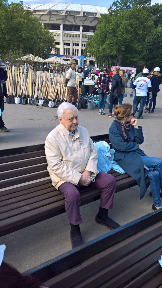 Олег Табаков одиноко сидел на лавке, пока все вокруг веселились.