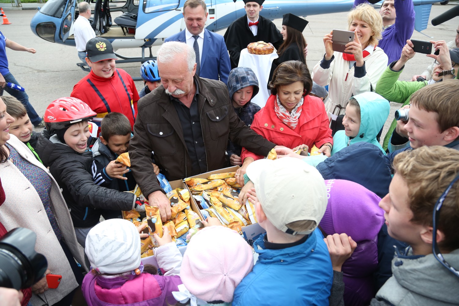 Леонид Якубович и Ирина Роднина раздавали детям эскимо.