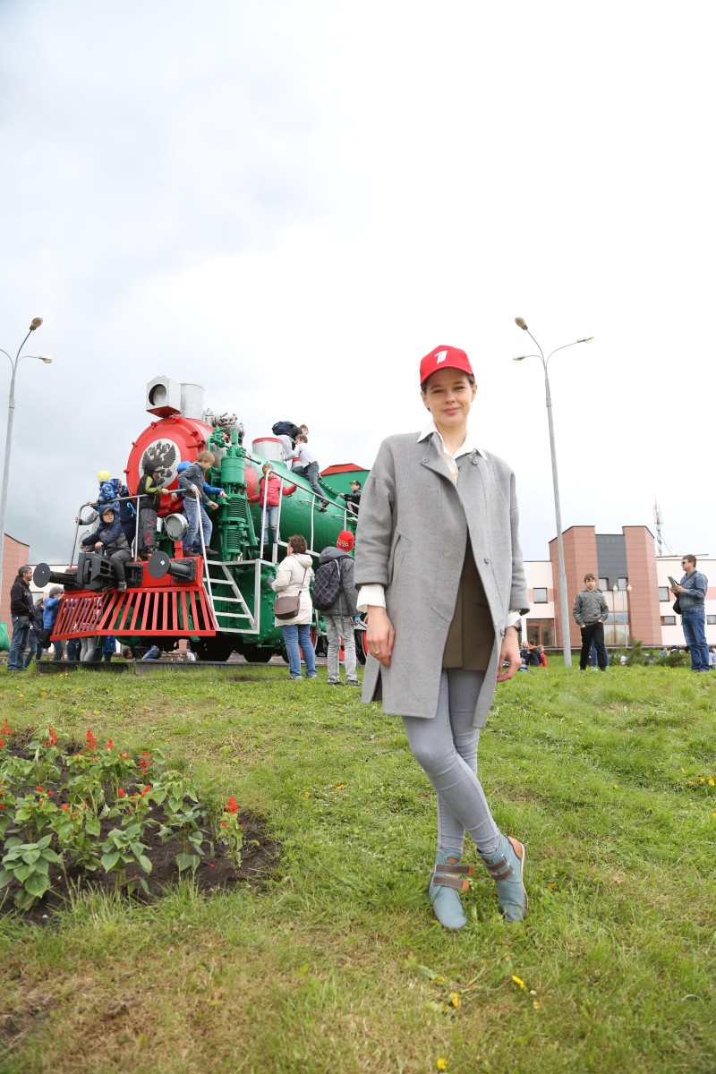 Екатерина Шпица на фоне главной достопримечательности центральной площади Дубны.