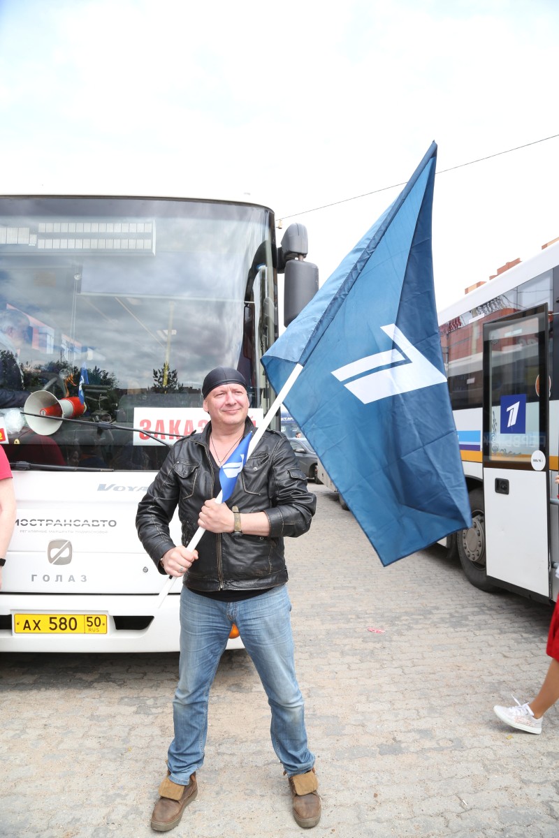 Дмитрий Марьянов гордо нес флаг с логотипом Первого канала.