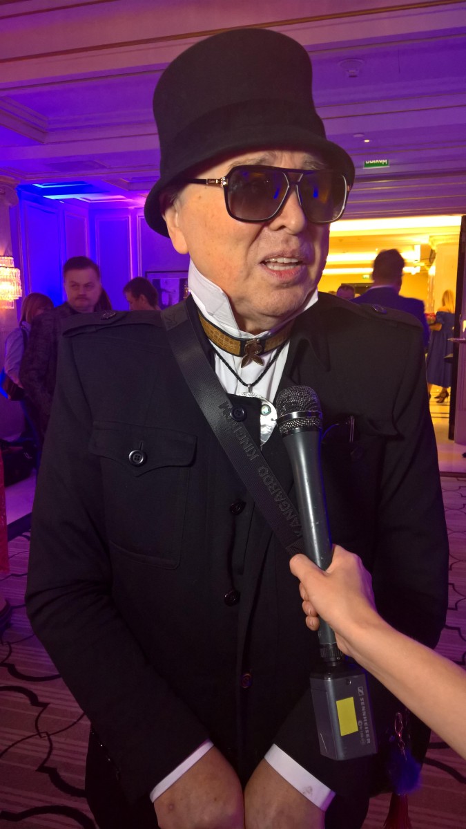 Модельер Слава Зайцев подарил юбиляру картину.