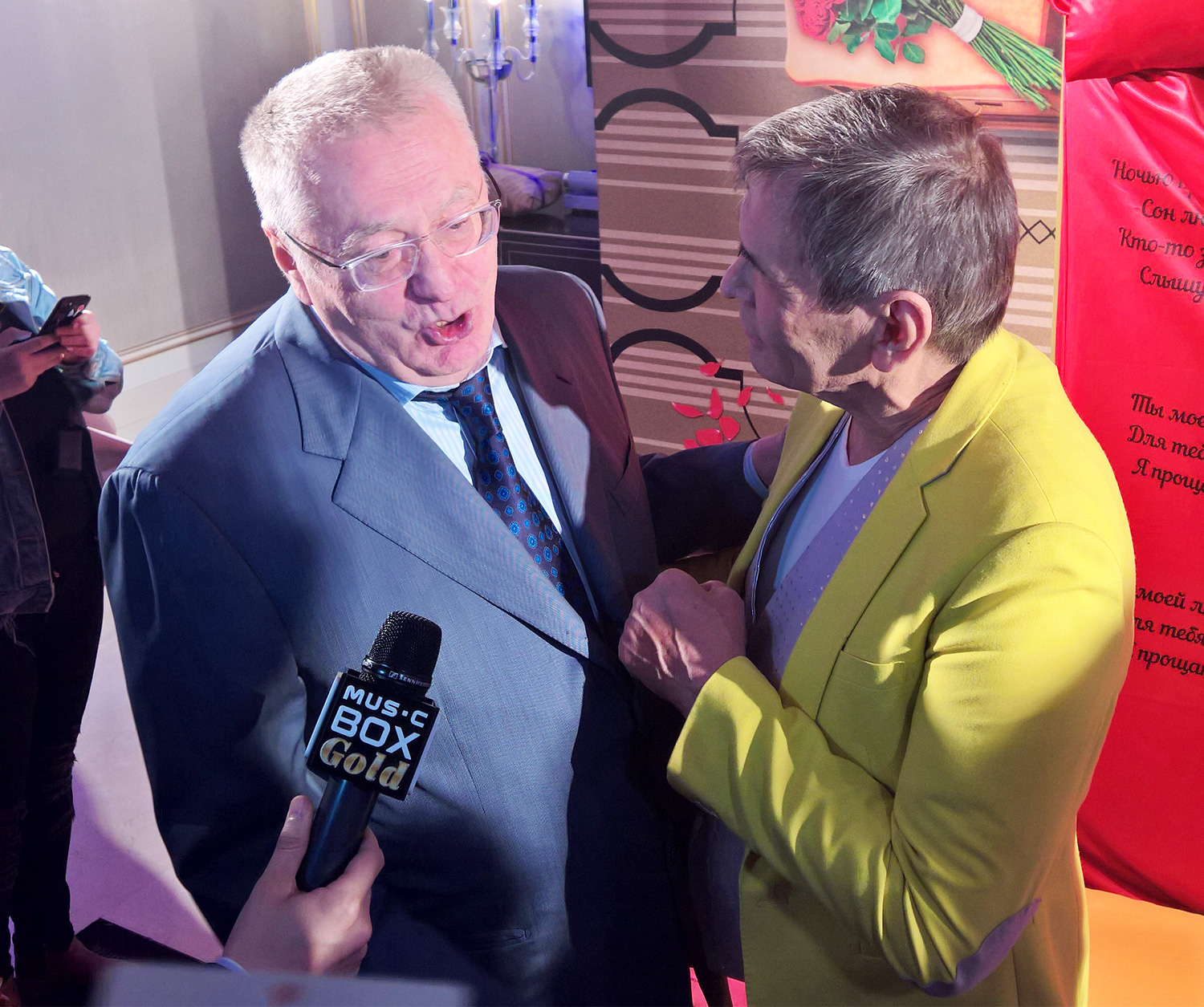 Жириновский подарил Алибасову малахитовую шкатулку с двойным дном.