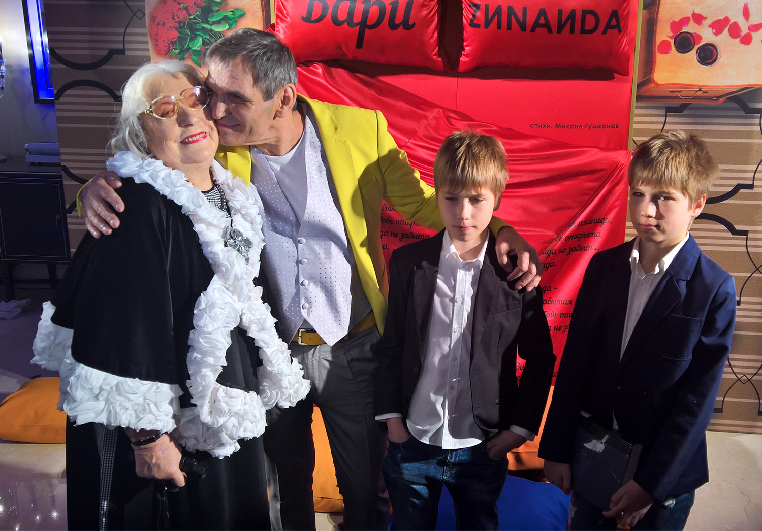 Старая любовь не ржавеет! Актриса пришла на банкет с внуками-близнецами Фокой и Фомой.