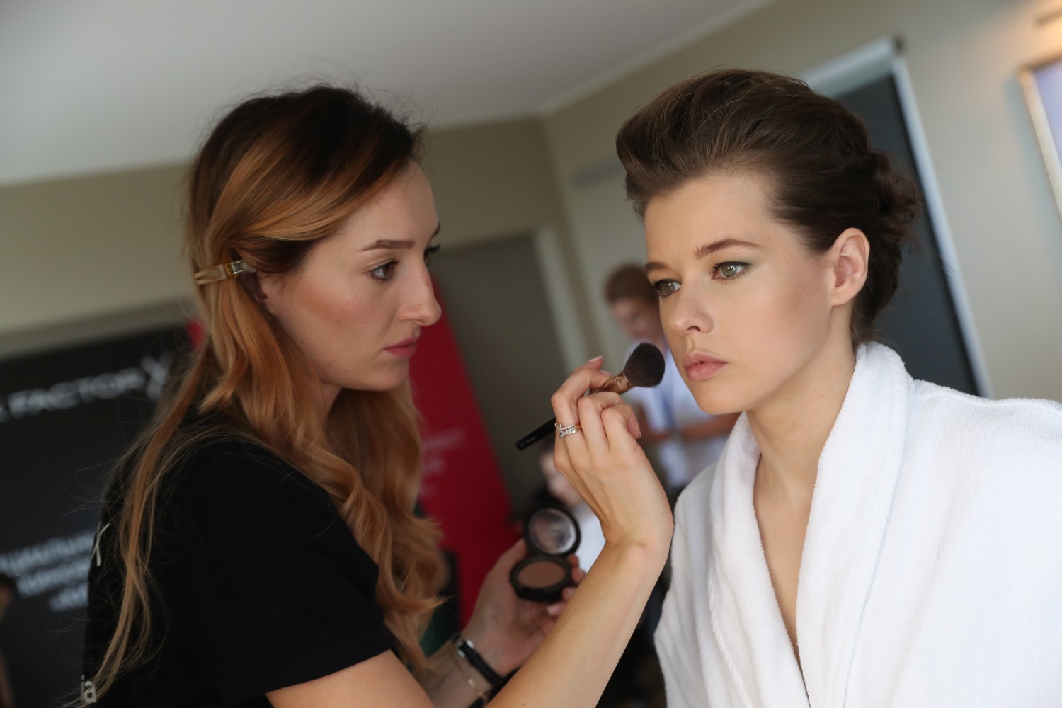 Самые яркие звезды съезжаются на церемонию открытия "Кинотавра" в сочинской гостинице "Жемчужина". Екатерина Шпица выйдет на красную дорожку во всем великолепии.