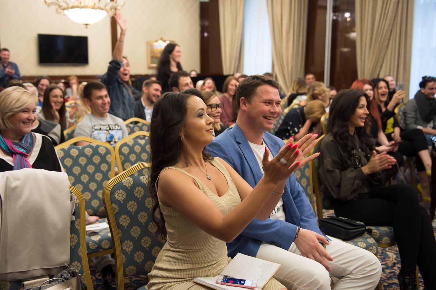 Любители Голливуда заняли место в первом ряду.