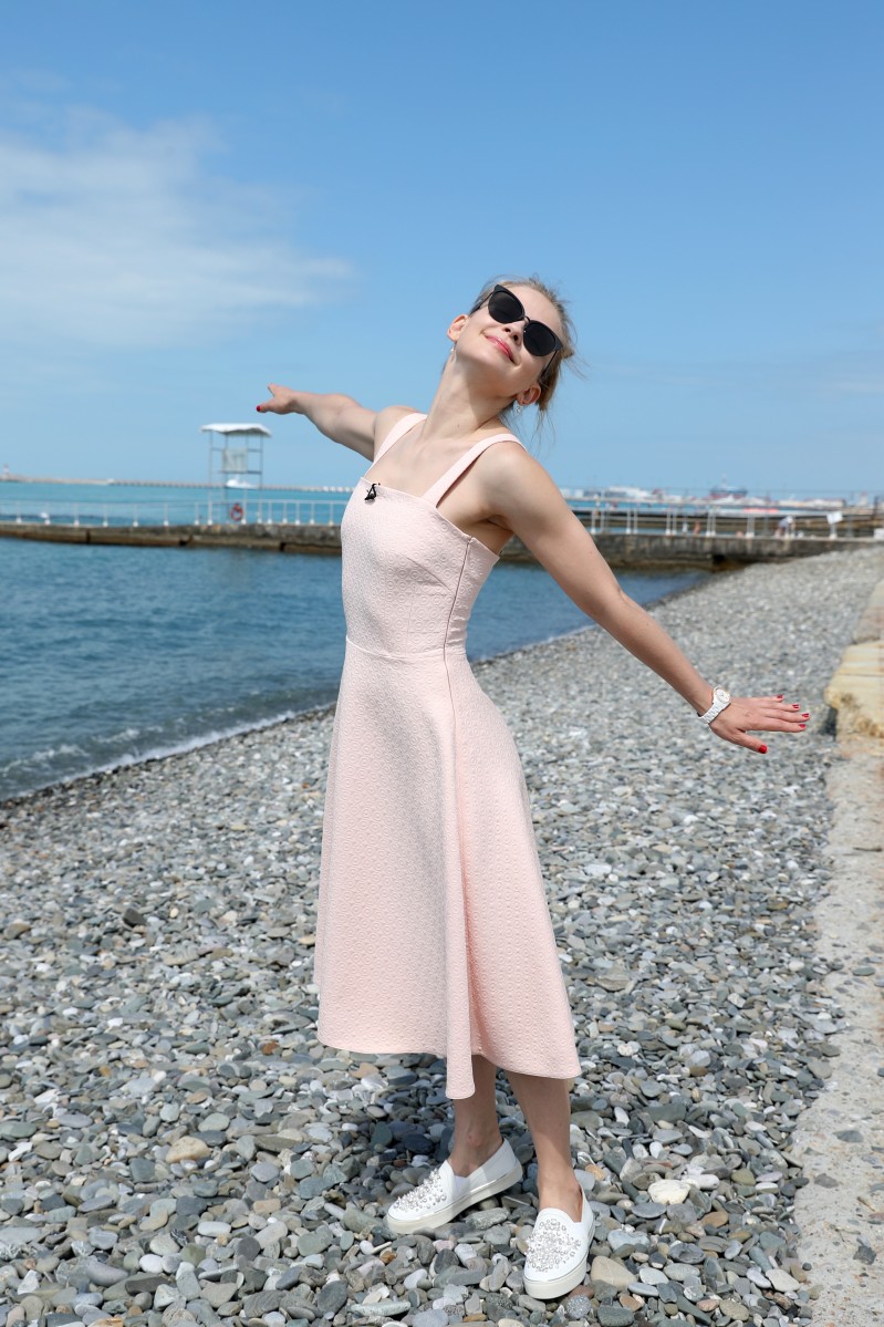 Юлия Пересильд успела не только выступить на пресс-конференции, но и с большим удовольствием позагорать.