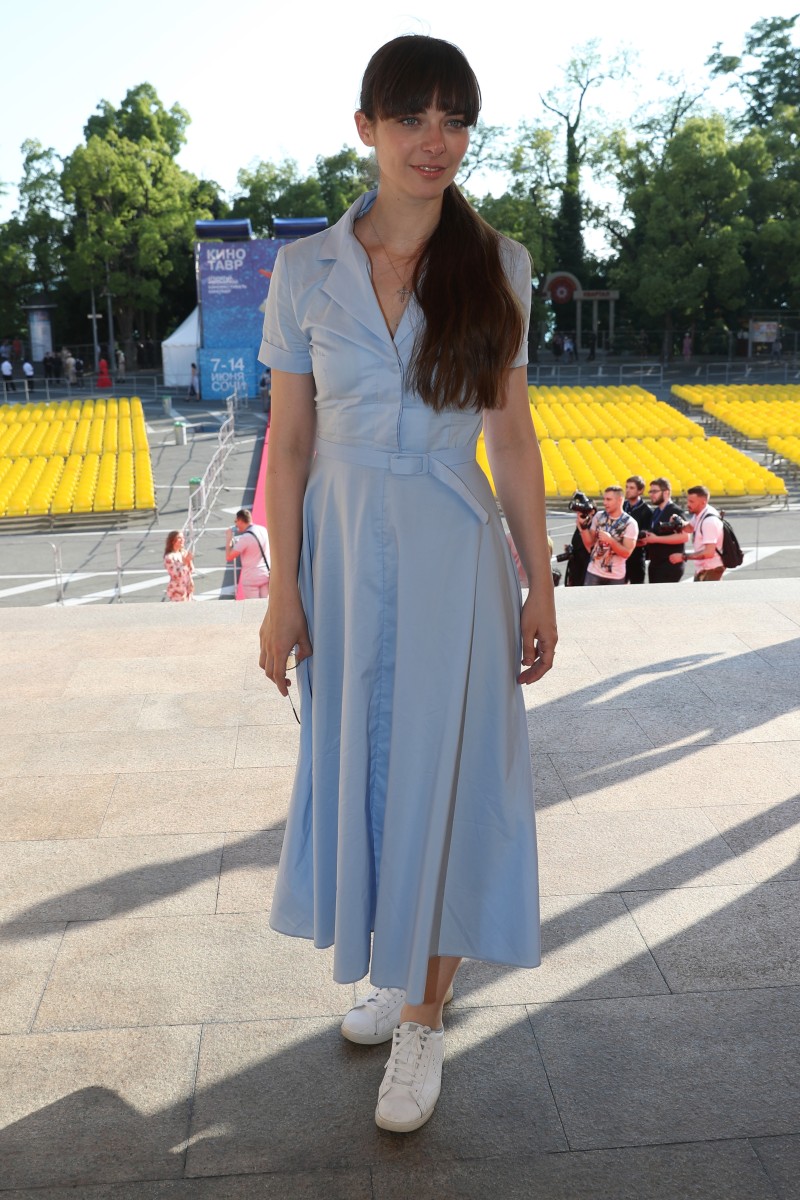 Марина Александрова для светлого времени суток выбрала нежный образ.