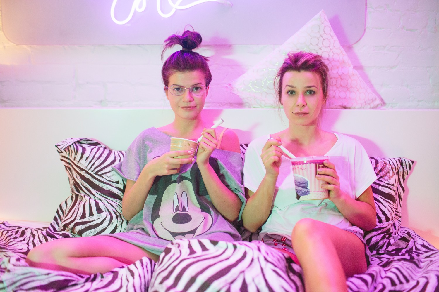 Кадр со съемок сериала "Девочки не сдаются".