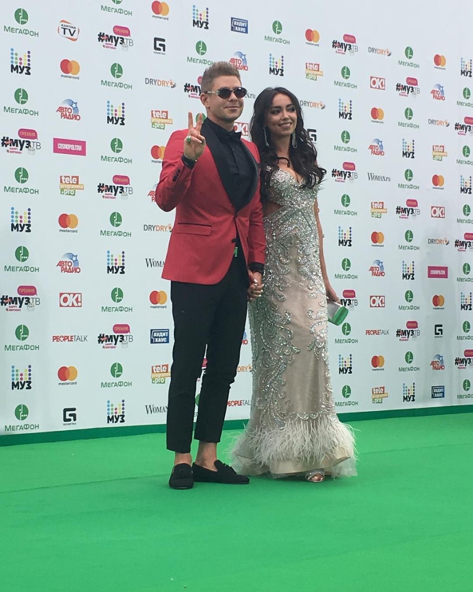 Дамский угодник Митя Фомин накануне вывел в свет блондинку, а теперь позирует с брюнеткой.