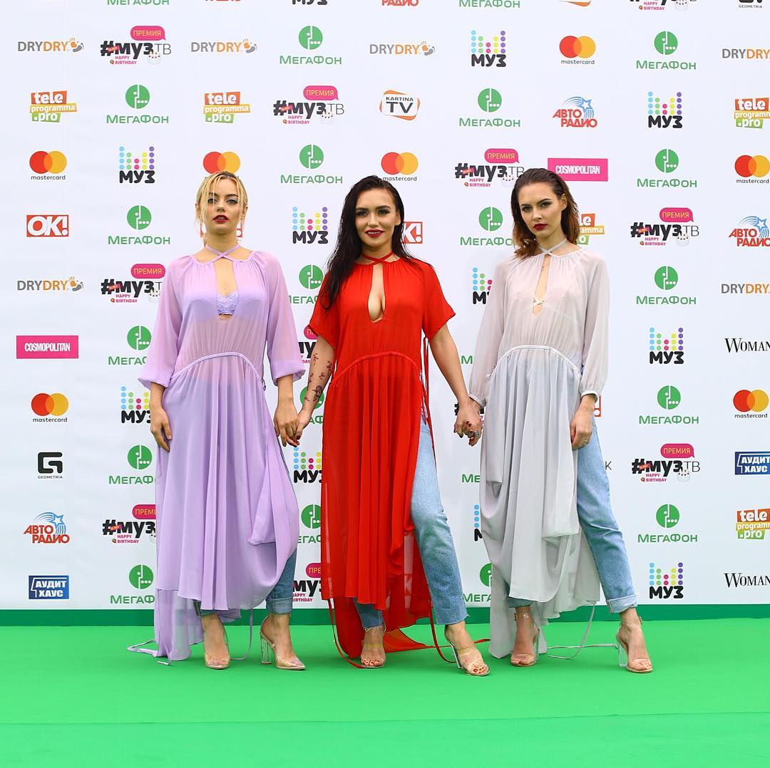 В этот раз на солистках группы Serebro удивительно много ткани, раньше они приходили на премию в более откровенных нарядах.