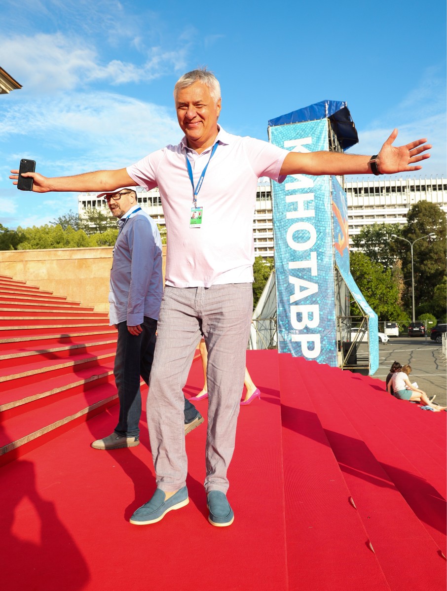 Директор департамента кинематографии министерства культуры России Вячеслав Тельнов перед премьерой фильма режиссера Алексея Рыбина "Скоро все кончится" в рамках XXVIII открытого российского кинофестиваля "Кинотавр".