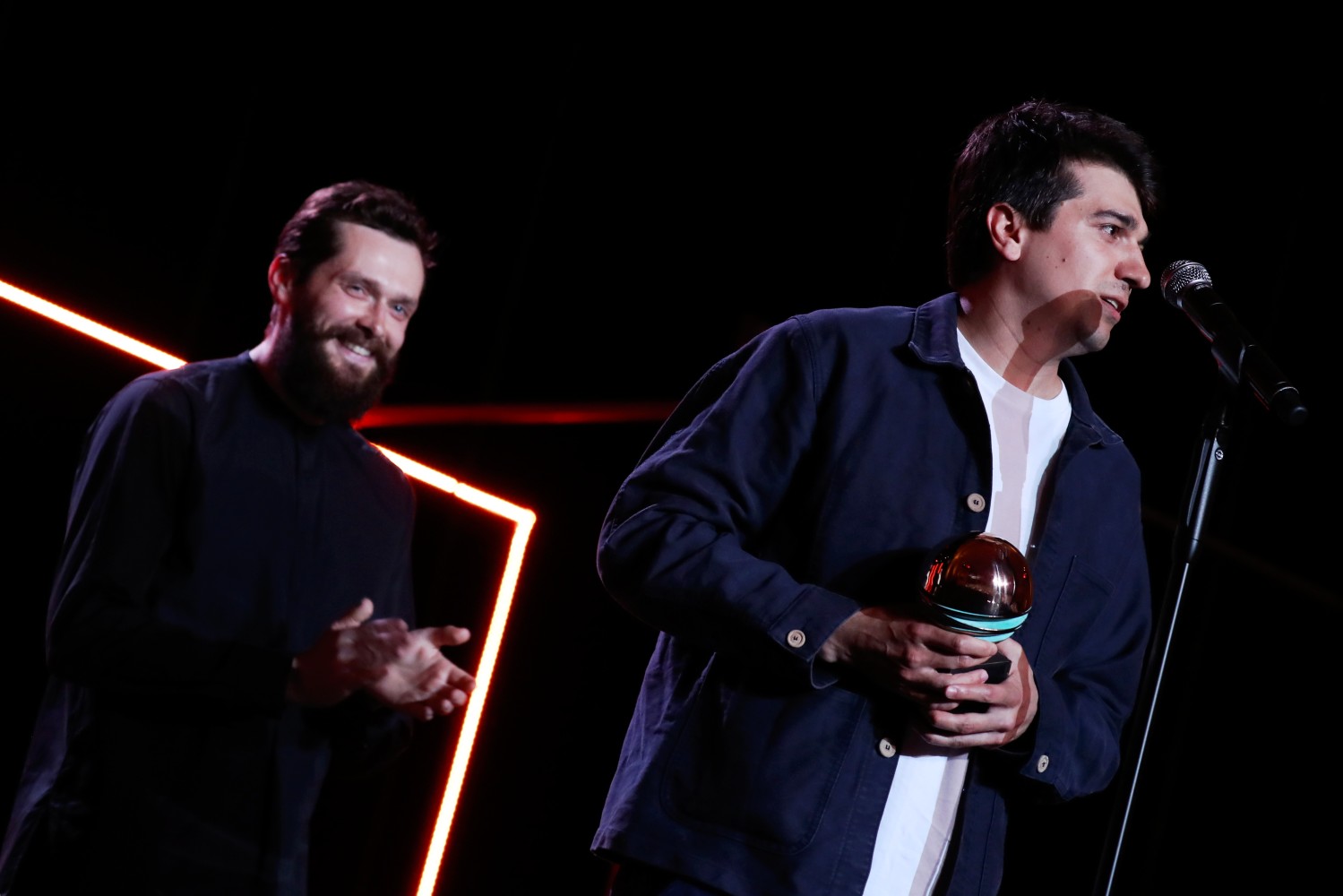 Актер Григорий Добрыгин (слева) и режиссер Руслан Братов (на первом плане справа), получивший главный приз в номинации "Кинотавр. Короткий метр" за фильм "Лалай-балалай".