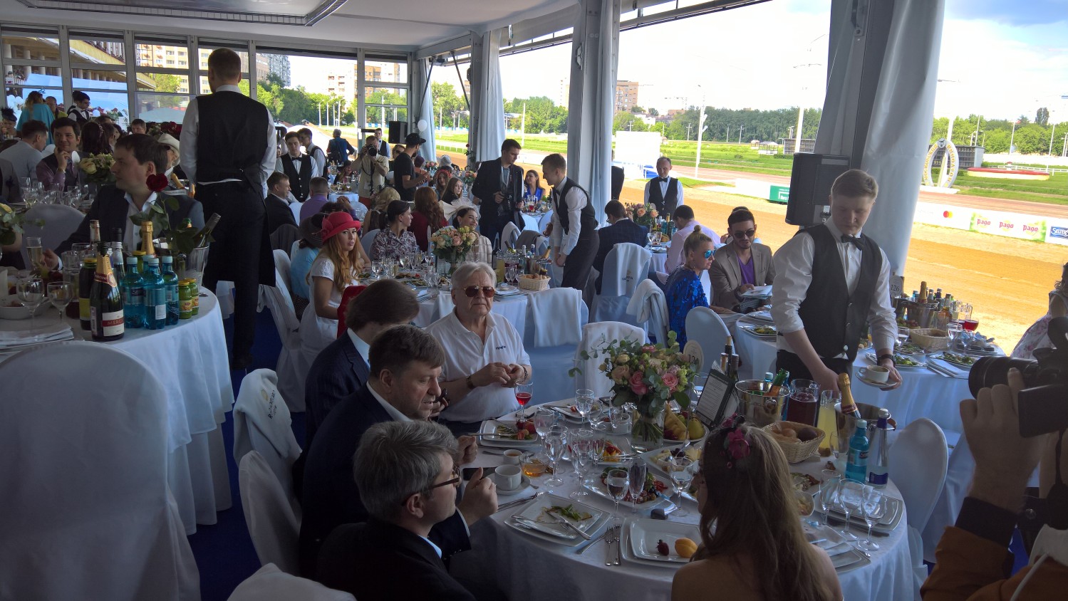 Банкет с видом на бега.