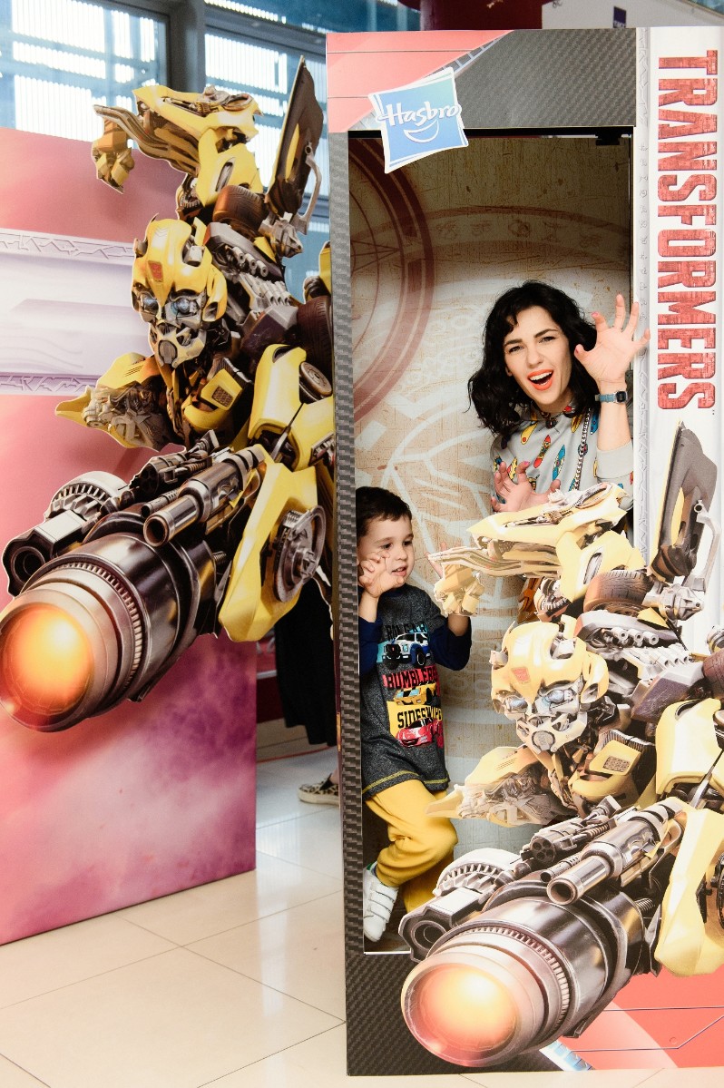 Ведущая Снежина Кулова с сыном Лукой. Снежина также выступает в составе музыкальной группы "Yes, No, Maybe".