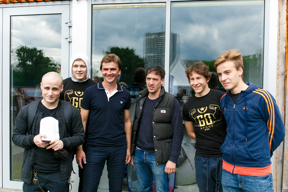 Никита Кукушкин, Владимир Леонченко, Артур Смольянинов, Александр Якин, Иван Викулов с удовольствием позируют на камеру.