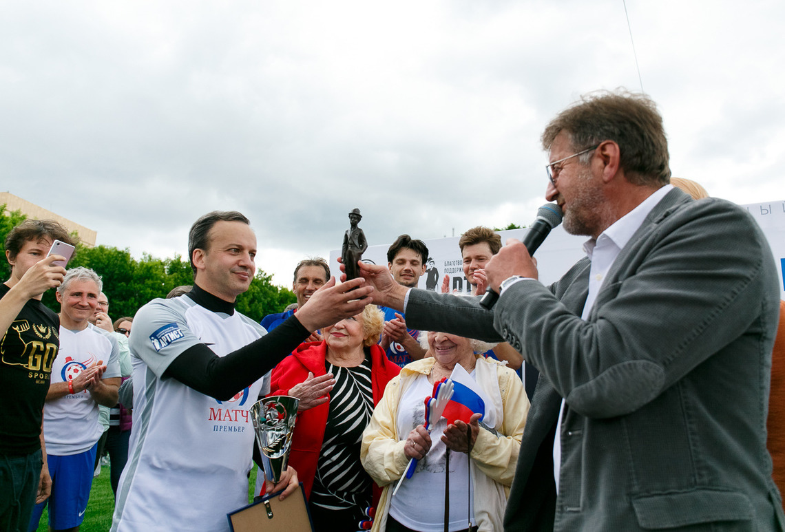 Леонид Ярмольник вручает статуэтку фонда в виде Чаплина заместителю председателя правительства России Аркадию Дворковичу.
