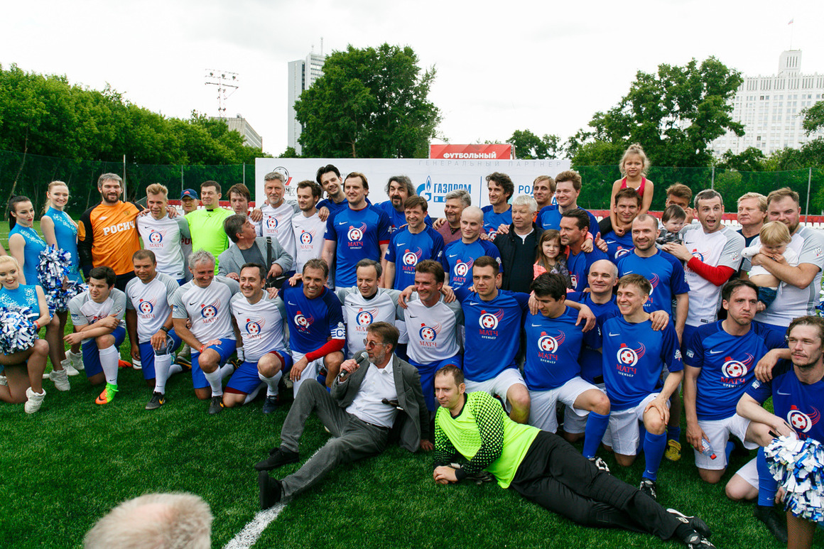 Команды радуются дружественной ничьей.