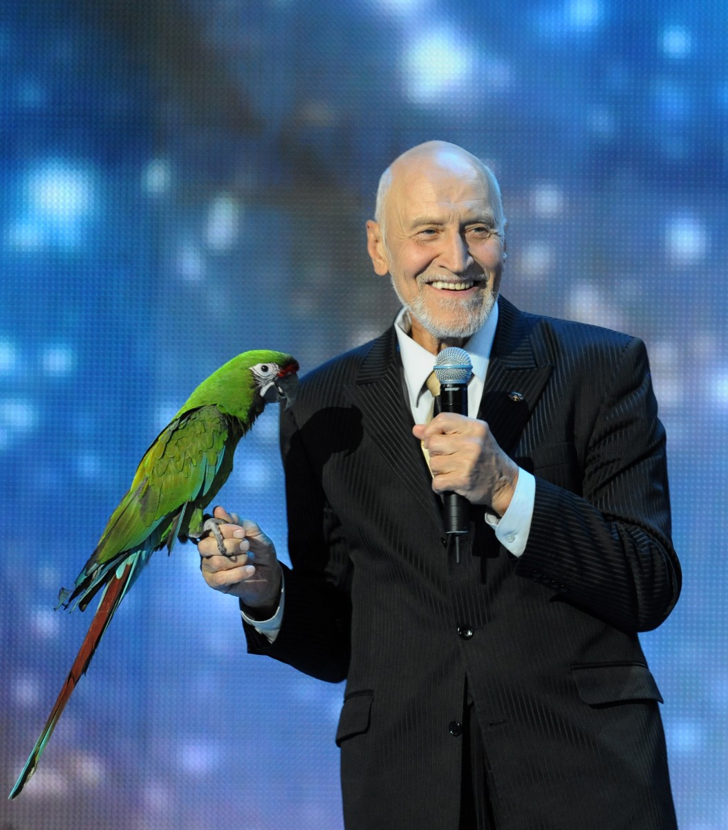 Даже на сцену Николай Николаевич выходит со зверюшками.